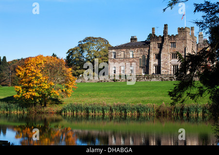 Ripley castello in autunno dal modo Nidderdale Ripley North Yorkshire, Inghilterra Foto Stock