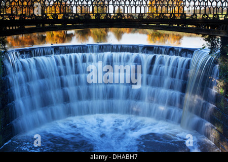 Lo stramazzo in Ripley Beck al castello di Ripley North Yorkshire, Inghilterra Foto Stock