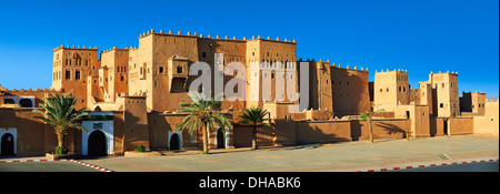 Esterno del mattone di fango kasbah Taourirt, Ouarzazate, Marocco, costruito da pascià Glaoui. Un sito Patrimonio Mondiale dell'Unesco Foto Stock