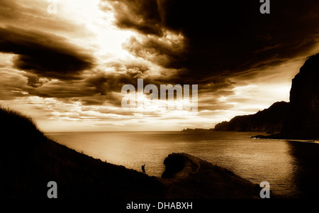 Madeira Portogallo. Un escursionista solitario passeggiate lungo le scogliere tonico digitalmente e enhanced Foto Stock