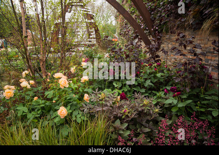 Chelsea Flower Show 2013 Stoke-on-Trent della storia di trasformazione Designer Stoke-on-Trent consiglio paesaggisti. La flora di argento Foto Stock