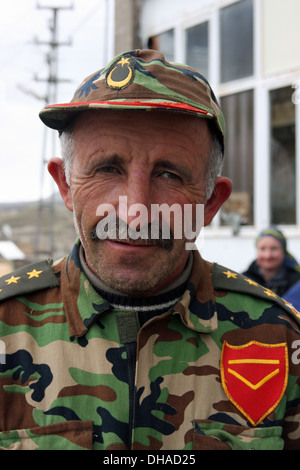 Tradizionale uomo musulmano di Istanbul, Turchia indossando un esercito uniforme Foto Stock