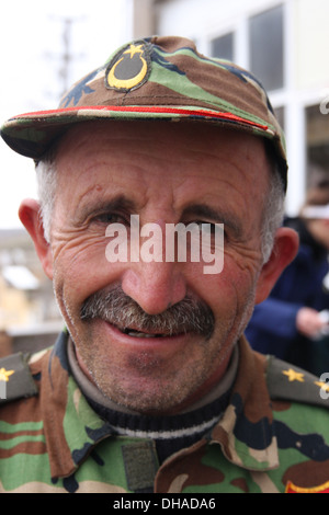 Tradizionale uomo musulmano di Istanbul, Turchia indossando un esercito uniforme Foto Stock