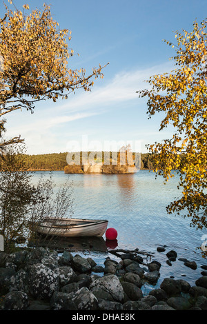 Le rovine del castello e della barca sul Loch un Eilein vicino a Aviemore nelle Highlands della Scozia Foto Stock