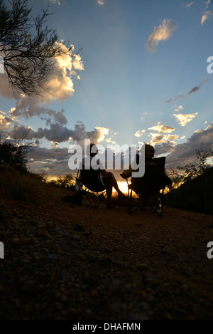 I visitatori di porte pass attendere per il tramonto nel deserto di Sonora, Tucson, Arizona, Stati Uniti. Foto Stock