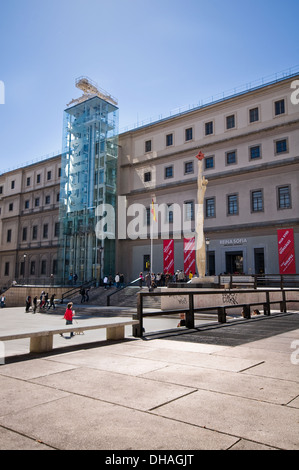 Museo d'arte moderna e contemporanea Reina Sofia . Facciata principale. Madrid, Spagna Foto Stock