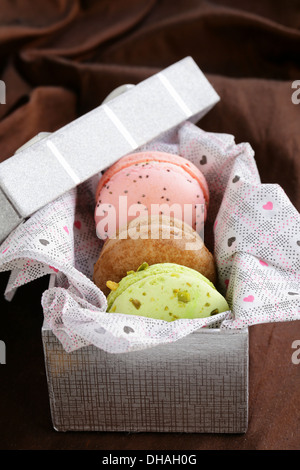 Il francese multicolore di amaretti in una confezione regalo dolce presente Foto Stock