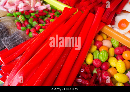 Un assortimento di coloratissimi caramella di liquirizia su display a un mercato in stallo Foto Stock