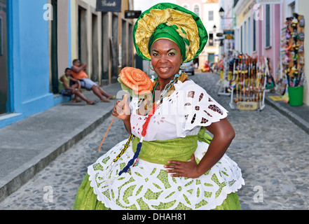 Il Brasile, Bahia: 'Baiana' Ana Cristina nel tradizionale abito Candomblé nel centro storico di Salvador de Bahia Foto Stock