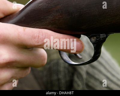 Il dito sul grilletto Foto Stock