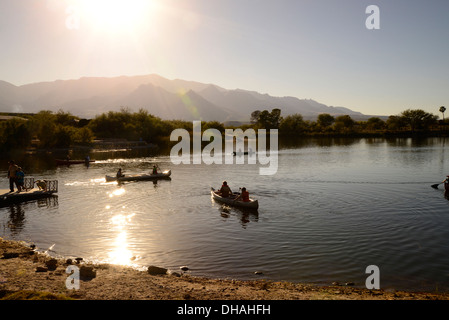 Camper canoa Roper lago a Roper lago del Parco Statale nella contea di Graham, Safford, Arizona, Stati Uniti. Foto Stock