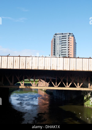 Ponte Ferroviario sul fiume Irwell vicino alla stazione di Victoria a Manchester REGNO UNITO Foto Stock