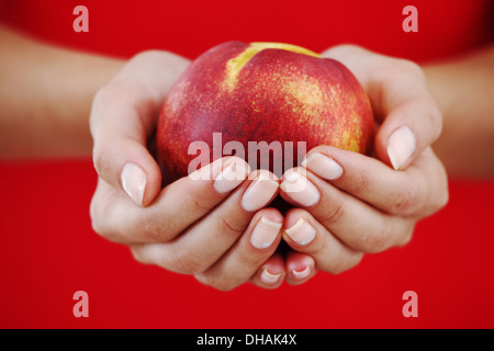 Peschi nella donna la mano vicino fino Foto Stock