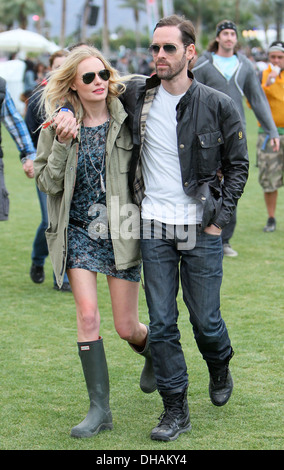 Kate Bosworth e il ragazzo Michael celebrità polacche a 2012 Coachella Valley Music e Arts Festival - settimana 1 giorno 1 indio Foto Stock