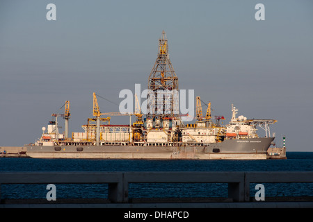 La piattaforma di perforazione deepwater, scoperta, legato a fianco del porto di Las Palmas di Gran Canaria. Foto Stock