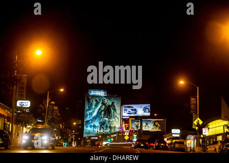 Sunset Blvd e una grande pubblicità per Thor, il mondo oscuro su un edificio che si apre 8 Novembre 2013 Foto Stock