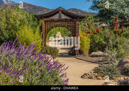 Un asiatico ispirato legno 'Luna Nuova Gate' presso il monte di meditazione in Ojai, California. Foto Stock