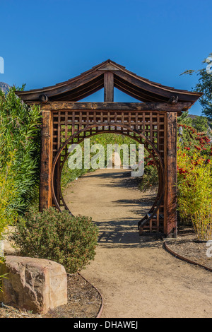 Un asiatico ispirato legno 'Luna Nuova Gate' presso il monte di meditazione in Ojai, California. Foto Stock