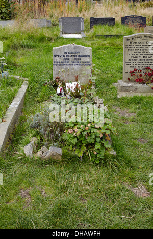 Purtroppo unkempt Sylvia Plath la sua tomba a Heptonstall REGNO UNITO Foto Stock