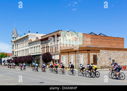 Il 2013 Baker City cycling classic gara di ciclo di fronte il Geiser Grand alberghieri od in base alle sue esigenze, Main Street, Baker, Oregon, Stati Uniti d'America Foto Stock