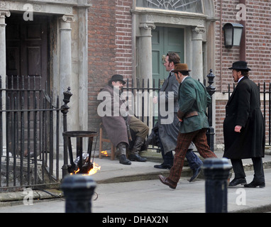 Matthew McFadyen Jermome Flynn e Adam Rothenberg riprese della BBC di nuovo dramma "Ripper Street' su strade di Dublino è di scena un Foto Stock