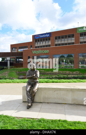 Ronnie Barker Memorial statua fuori Aylesbury Waterside Theatre, Aylesbury, Buckinghamshire, Inghilterra, Regno Unito Foto Stock