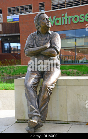 Ronnie Barker Memorial statua fuori Aylesbury Waterside Theatre, Aylesbury, Buckinghamshire, Inghilterra, Regno Unito Foto Stock