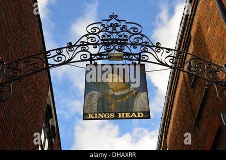 Xiii secolo King's Head Pub segno, King's passaggio testa, la piazza del mercato, Aylesbury, Buckinghamshire, Inghilterra, Regno Unito Foto Stock