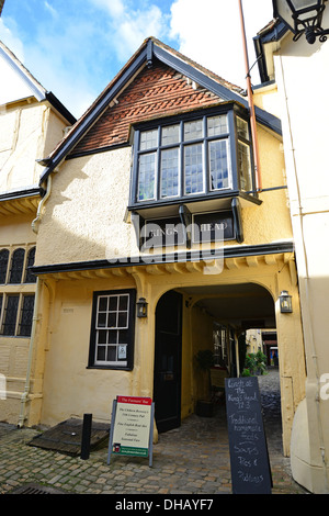 Xiii secolo King's Head Pub, King's passaggio testa, la piazza del mercato, Aylesbury, Buckinghamshire, Inghilterra, Regno Unito Foto Stock