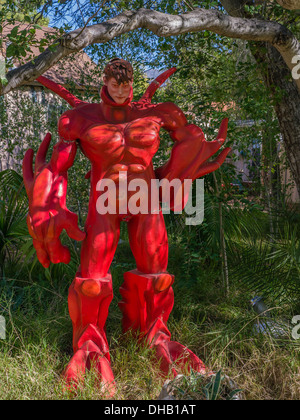 Grottesco enorme rosso super-eroe figura nella parte anteriore di una casa in Ojai, California. Foto Stock