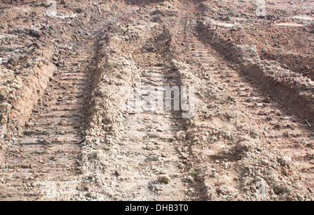 I cingoli del trattore sul terreno reso ​​the condizioni stradali. Foto Stock
