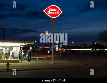 Una vista notturna di una folla in attesa in linea per gelato presso il Dairy Queen su 1722 - ottava strada a Saskatoon, Canada. Foto Stock