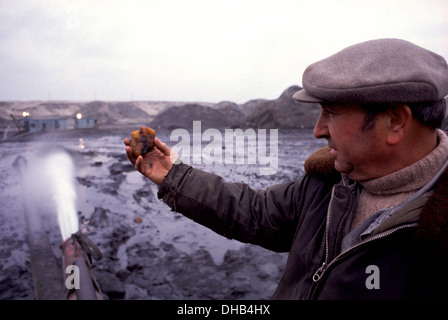 Workman detiene una grande nodulo di ambra all'interno dell'Ambra Palmnicken miniera sul Mar Baltico vicino a Yantarny, Russia Foto Stock