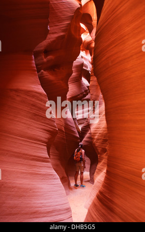Escursionista in slot canyon noto come Canyon segreto sulla terra Navajo, Page Arizona (modello rilasciato) Foto Stock