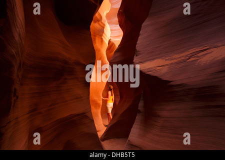 Un visitatore nello slot canyon noto come Canyon segreto sulla terra Navajo, Pagina, Arizona. (Modello rilasciato) Foto Stock