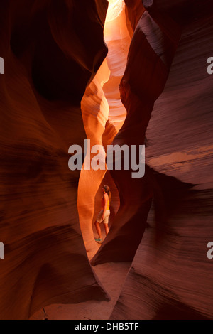 Un visitatore nello slot canyon noto come Canyon segreto sulla terra Navajo, Pagina, Arizona. (Modello rilasciato) Foto Stock