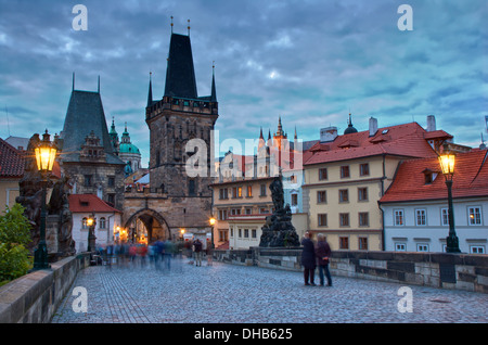 Vista notturna di Praga da Charles Bridge Foto Stock