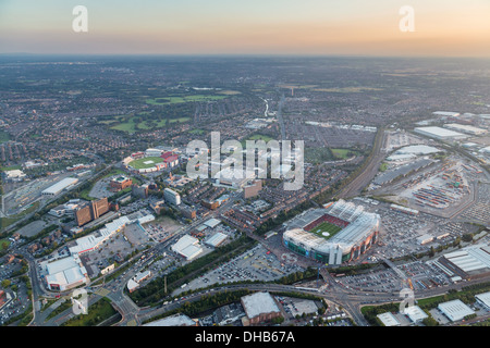 Twilight veduta aerea western Manchester con Old Trafford Football e Cricket Ground in primo piano. Foto Stock