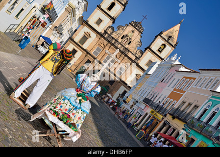 Il Brasile, Bahia: Town Square Largo do Cruzeiro de Sao Francisco con Sao Francisco chiesa coloniale in background Foto Stock