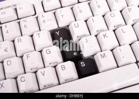 Parola sì scritto con tasti neri sulla tastiera del computer. Foto Stock