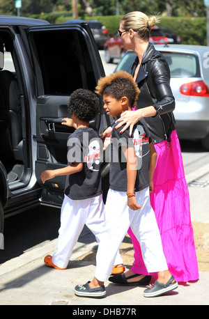 Heidi Klum e figli Johan Samuel e Henry Samuel lasciando una classe di karate in Brentwood Los Angeles California - 07.04.12 Foto Stock