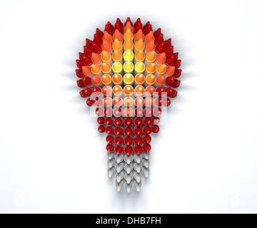Una lampadina della luce forma realizzata in colori caldi di bambini Le Matite in cera raffiguranti la creatività isolato su un fondo bianco Foto Stock