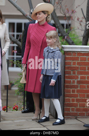 Sophie Contessa di Wessex e Lady Louise Windsor lasciare San Giorgio nella Cappella del Castello di Windsor dopo aver frequentato la Pasqua mattutino Foto Stock