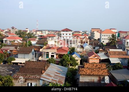 Kampong Cham in Cambogia è la densità di popolazione è visto dal di sopra in questo paesaggio urbano. Foto Stock