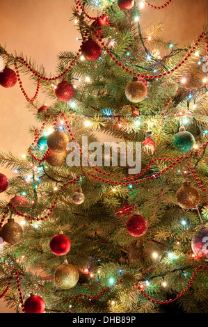 Illuminato albero di Natale di notte con presenta Foto Stock