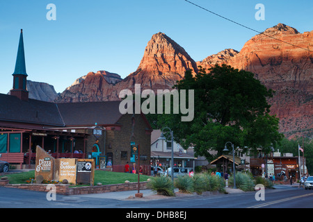 Springdale all'entrata del Parco Nazionale di Zion, Utah. Foto Stock