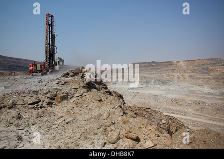 Settore minerario in Africa. Larga scala di foratura. Attrezzatura di trivella. Foto Stock