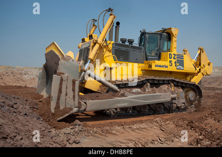 Un grande giallo Komatsu D475un trattore cingolato bulldozer apripista in azione, Zambia Foto Stock