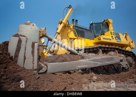 Un grande giallo Komatsu D475un trattore cingolato bulldozer apripista in azione, Zambia Foto Stock