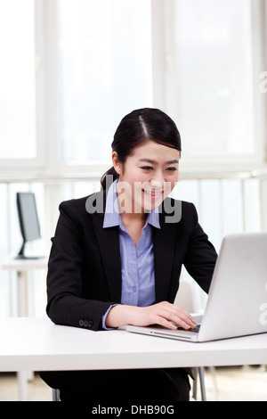 Imprenditrice usando un computer portatile Foto Stock
